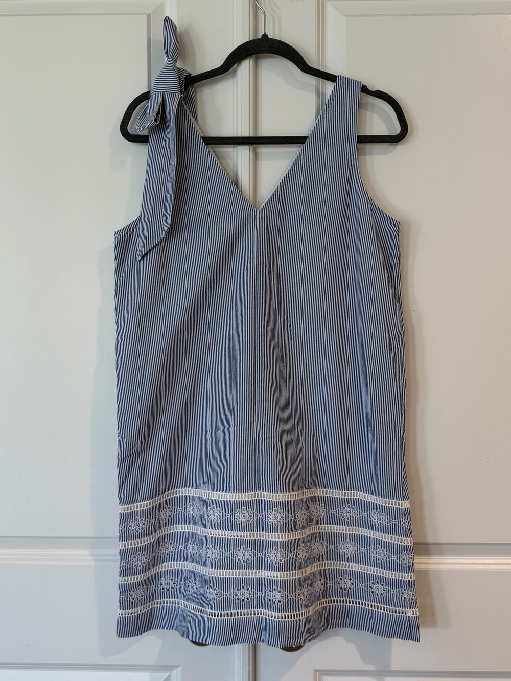 Vineyard Vines Sleeveless V-Neck Blue Striped Shift Dress